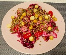 Sałatka z burakiem. 

Składniki:
- mix sałat z rukolą 
- pomidory koktajlowe
- gotowany burak
- ser feta
- prażone ziarna dyni i słonecznika 
- grzanki
- dressing włoski 

Przyg...