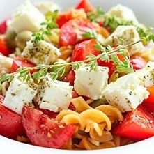 Sałatka makaronowa z pomidorami i fetą