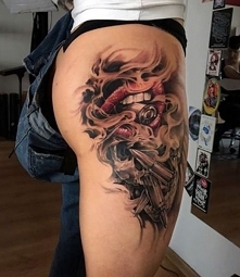 tatuaże na udzie usta i kule