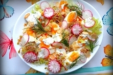 WIELKANOCNA SAŁATKA Z JAJKAMI I PŁATKAMI MIGDAŁÓW