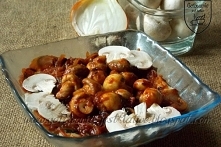 Sałatka śledziowa z cebulą, pomidorami i pieczarkami