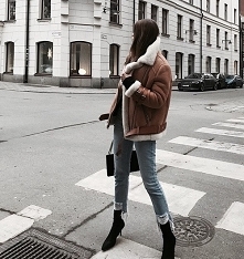 Stylizacja z brązową kurtką typu biker