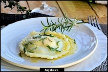 Ravioli z żółtkiem ricottą i szpinakiem