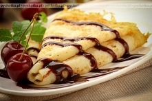 Naleśniki z ciasta biszkoptowego z morelami lub brzoskwiniami konserwowanymi