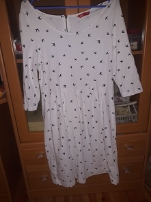 Sprzedam sukienkę, rozmiar M. Nie ma żadnych wad, tylko nosić :) Cena z wysyłką to 40 zł. :)