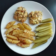szybkie siekane kotlety z piersi z kurczaka ze słonecznikiem i cukinią, do tego pieczone ziemniaki i domowe kwaszone ogórki. 
Kotleciki (porcja na około 10 sztuk, spokojnie wyst...