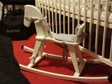 stary koń w nowej odsłonie... czerwony kolor zmieniony na biały i uszyta poduszka z uzdą w kolorze szarości :)