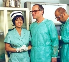 Szpital na perypetiach - Serial parodiuje polskie realia szpitalne, kładąc nacisk na relacje w obrębie zespołu medycznego, stosunek pracowników placówki do pacjentów. Postępowan...