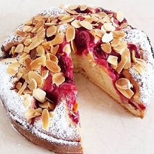 Jogurtowiec z wiśniami i platkami migdałów 
SKŁADNIKI ✅1 i 1/2 szkl.mąki orkiszowej jasnej
✅2 duże jajka
✅1/2szkl.ksylitolu
✅3/4szkl.jogurtu greckiego ✅2 łyżki płatków migdałowy...