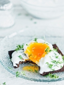 Jajko z chrzanowym twarożkiem i rzeżuchą