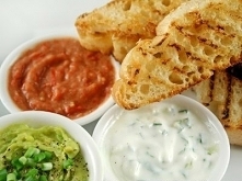 Przepisy na DIPY:
Dip ogórkowy

Składniki:

szklanka jogurtu naturalnego,
2 łyżki Ramy Creme Bonjour z ogórkiem,
3 ogórki kiszone,
koperek,
sól, pieprz.

Sposób przygotowania:

...