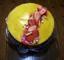 Tort urodzinowy o smaku mango z lustrzaną glazurą