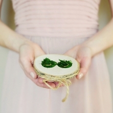 Drewniana podstawka na obrączki z mchem, znajdziecie na decomint.dawanda.com