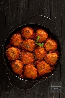 pulpeciki z łososia
500g świeżego łososia
150 g wędzonego łososia
sok z połowy cytryny
3 łyżki kaszy kukurydzianej
1 jajko
2 łyżki oleju
1 cebula
pęczek koperku
sól
świeżo mielo...