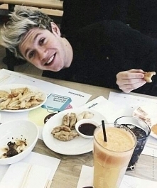 Tam gdzie jedzenie tam Niall ♥