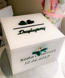 drewniane pudełko na koperty zamykane na kluczyk
znajdziesz na: 
facebook -MadeBy Pauli