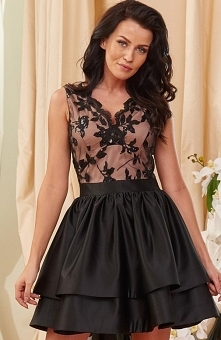 Roco 0169 sukienka czarna Przepiękna sukienka wieczorowa, góra dopasowana ozdobiona pięknym kwiatowym haftem, satynowy dół pięknie rozkloszowany, dwuwarstwowy