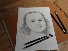 Portret rysowany ołówkami.
...