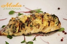 Kurczak z jabłkiem i serem lazur.
Życzę smacznego :)