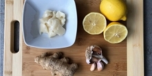Domowy syrop z cytryny, czosnku, imbiru i miodu. Szczegółowy przepis po kliknięciu w zdjęcie.