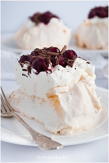 Mini bezy z owocami i bitą śmietaną