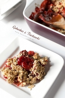 Crumble truskawkowo-rabarbarowe, czyli deser owocowy pod kruszonką z płatków owsianych | Moja Delicja
