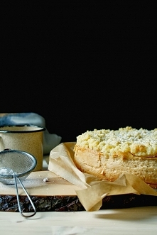 Karmelowy sernik z jabłkami i kruszonką