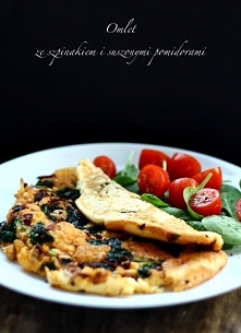 omlet ze szpinakiem i suszonymi pomidorami