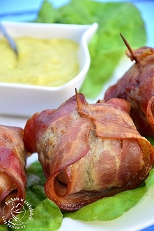 Składniki:

8 pieczarek
200g mielonego mięsa wołowego
16 plastrów szerokiego boczku wędzonego (ew. gotowanego)
1 puszka kukurydzy (ok 300g)
1 ząbek czosnku
100ml śmietanki 30%
1...