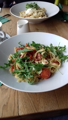 Makaron z suszonymi pomidorami, szynka parmenska,rukola i czosnkiem mniamam