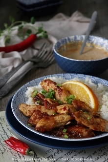 Kurczak marynowany w soku z pomarańczy, z ryżem i aromatycznym sosem z mleczka kokosowego.