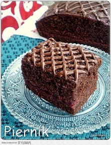 Piernik - 3 i 1/2 szklanki mąki - 1 szklanka cukru - 440 g płynnego miodu - 250 g miękkiego masła - 6 jajek - 6 czubatych łyżek śmietany 18% - 4 łyżeczki przyprawy do piernika - 2 i 1/2 płaskie łyżeczki sody - 2 łyżki kakao Przełożenie: - 2 słoiki powideł Polewa: - 100 g gorzkiej czekolady - 50 g mlecznej czekolady - 8 łyżek kremówki Masło utrzeć z cukrem na puszysta masę, następnie dodawać po jajku. Do masy dodać miód i śmietanę, zmiksować. Suche składniki: mąkę, sodę, przyprawę do piernika, kakao, wymieszać razem, a następnie dodać do masy maślanej. Wszystko razem dokładnie zmiksować na jednolitą masę. Ciasto wylać do blaszki 25x35 cm, wyłożonej papierem do pieczenia. Piec około 60 minut w 175 st. C. Po około 30 minutach można przykryć je z wierzchu papierem do pieczenia lub folia aluminiową, by zbyt mocno się nie przypiekło. Ciasto wystudzić, przekroić na pół posmarować 2/3 podgrzanych powideł. Resztą powideł posmarować wierzch ciasta. Odstawić do lodówki, do zastygnięcia powideł. Udekorować polewą, z podgrzanych w kąpieli wodnej czekolad i śmietanki.