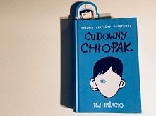 Wzruszająca i jednocześnie przezabawna opowieść o walce dziecka z przeciwnościami losu.

August jest inteligentnym, dowcipnym chłopcem i jego życie wyglądałoby pewnie zupełnie i...