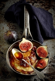 Placuszki owsiane z boczkiem i figami