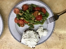 Sałatka z fasolki szparagowej, pomidorków oraz orzechów włoskich oraz kanapka z białym serem.