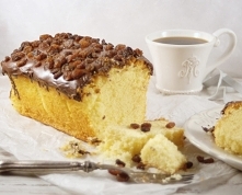 Waniliowa babka z polewą czekoladową i rodzynkami