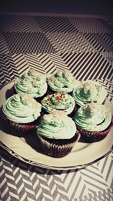 Czekoladowe babeczki Jednorożca :D

Składniki:
Ciasto (na 15 sztuk):
- 1 szklanka mąki pszennej
- 3/4 szklanki cukru
- 1/2 szklanki kakao
- 1/2 szklanki maślanki
- 1/4 szklanki ...