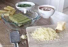 Cannelloni ze szpinakiem, zapieczone w sosie pomidorowym i posypane żółtym serem :) przepis na blogu