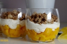 Deser z mango i domową kruszonką