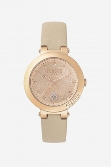 Versus Versace VSP370317 kobiecy czasomierz mocowany na skórzanym pasku, którego okrągła koperta wykonana została ze stali w kolorze złotym. Aby przenieść się do sklepu kliknij ...