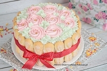 delikatny tort biszkoptowy z kremem śmietankowym