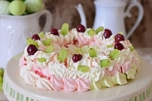 Wielkanocny wianek bezowy z owocami