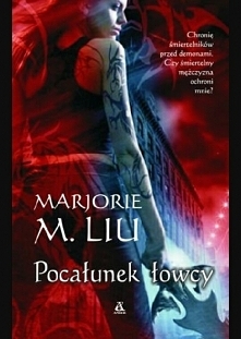 Tom 1 cyklu " Pocałunek Łowcy ".  Demoniczny romans rozpoczynający bestsellerową serię o strażniczce ludzkości zakochanej w śmiertelniku, który potrafi okiełznać demon...