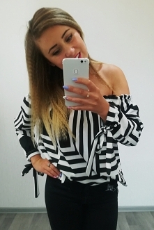 Bluzka HISZPANKA to hit, który w dalszym ciągu króluje na szczycie tegorocznych trendów – tym razem w klasycznej odsłonie czerni i bieli.