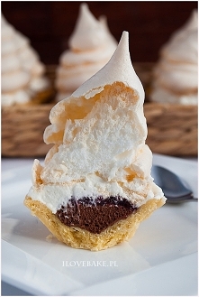 Kruche babeczki z czekoladą i bezą