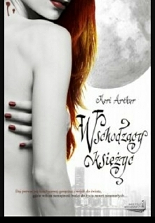 Tom 1 cyklu " Zew Nocy ".  Riley Janson, na co dzień zatrudniona w biurze Departamentu Innych Ras w Melbourne, skrywa niezwykłą tajemnicę. Jest rzadko spotykanym połąc...