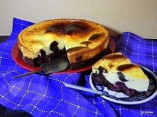 Sernik z wiśniami na czekoladowym brownie