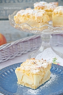 Szarlotka z budyniem

Składniki na ciasto kruche (blacha o wym. 23×23):
450 g mąki pszennej
250 g masła
1 szklanka cukru pudru
1 jajko
2 żółtka
2 łyżki gęstej kwaśnej śmietany
1...