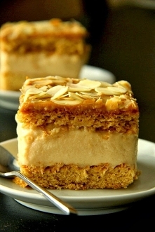 Krówka na miodowym cieście : jeśli nie przepadacie za słodkimi wypiekami, zmniejszcie ilość cukru dodanego do ciasta i budyniu. Ciasto można upiec nawet kilka dni wcześniej. Bla...