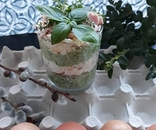 Sałatka z brokułem, pieczarkami i jajkiem